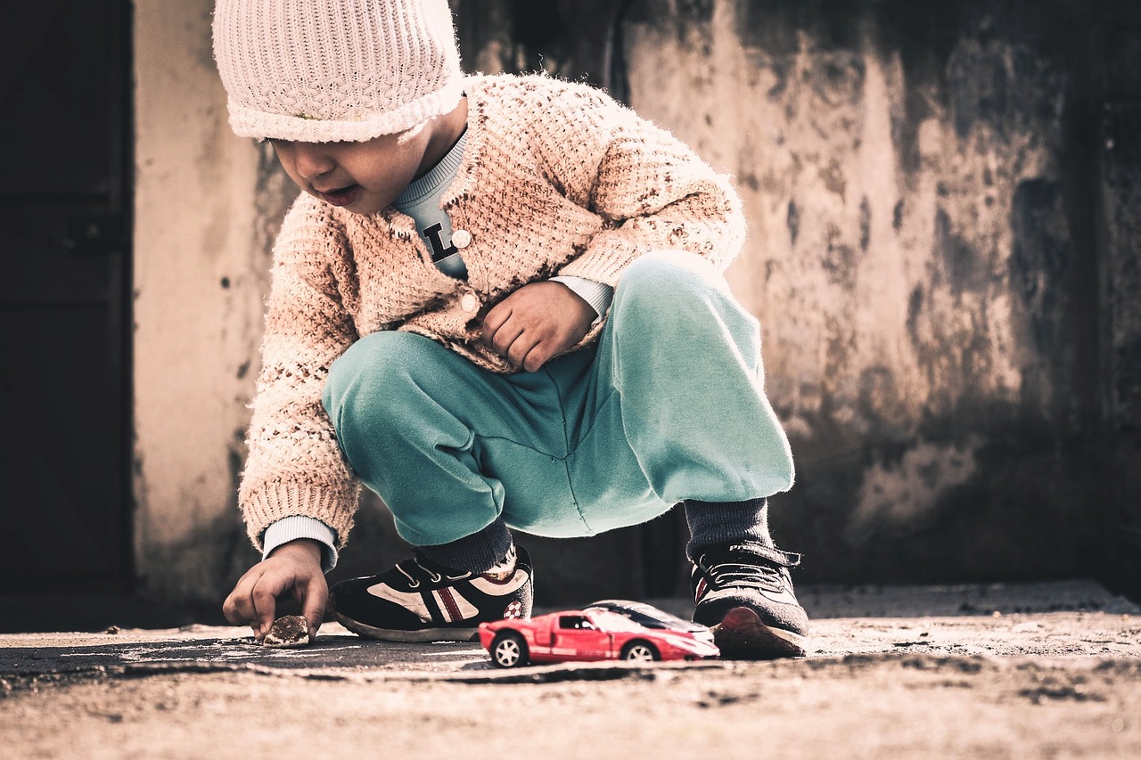 Vêtements d'enfants : quand qualité et durabilité s'accordent avec nos jouets en bois