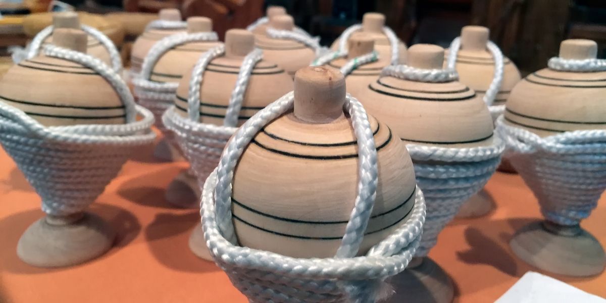 La toupie en  bois, un jouet indémodable pour les enfants